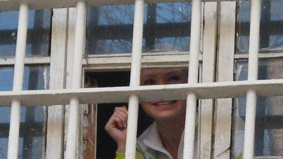 Тимошенко виглянула до прихильників із вікна СІЗО Тимошенко виглянула до прихильників із вікна СІЗО