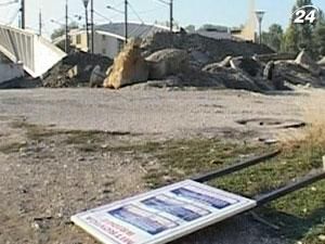 Миротворцы НАТО и сербы "воюют" за баррикады на дороге Миротворцы НАТО и сербы "воюют" за баррикады на дороге