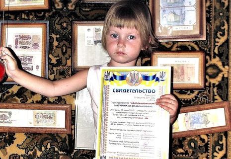 В Ялте трехлетняя девочка-коллекционер собирает деньги