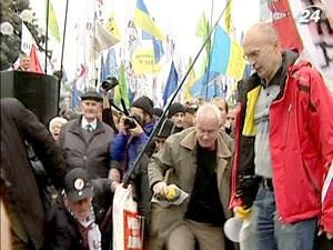 Сломанные заборы, драки и обещания - результаты мятежной украинской недели Сломанные заборы, драки и обещания - результаты мятежной украинской недели