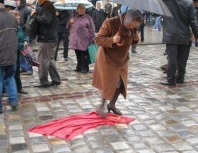 Националисты на Крещатике отобрали флаги у коммунистов Националисты на Крещатике отобрали флаги у коммунистов