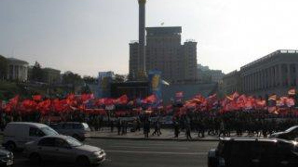 На Крещатике националисты подрались с коммунистами На Крещатике националисты подрались с коммунистами