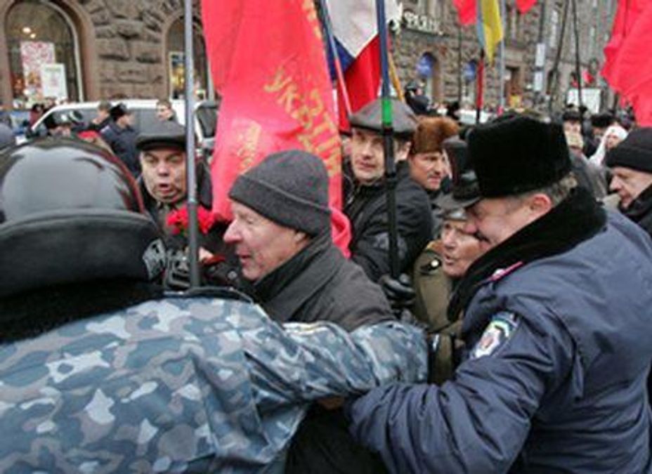 Милиция на Крещатике задержала троих националистов. Коммунистам обещает админпротокол