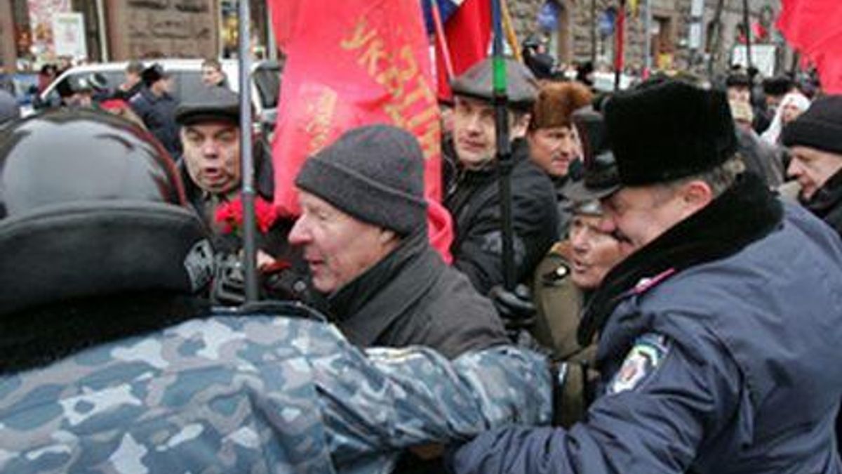 Милиция на Крещатике задержала троих националистов. Коммунистам обещает админпротокол Милиция на Крещатике задержала троих националистов. Коммунистам обещает админпротокол