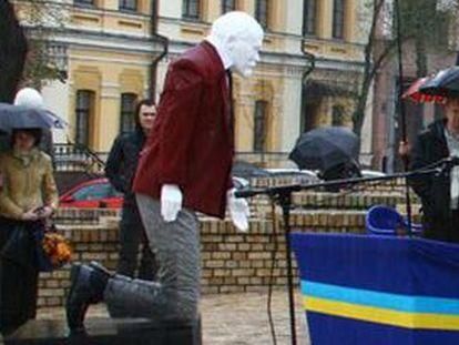 Националисты в центре Киева поставили Ленина на колени Националисты в центре Киева поставили Ленина на колени