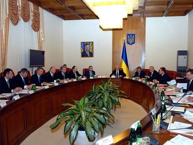 Азаров хоче продати харківське метро і авіазаводи Азаров хоче продати харківське метро і авіазаводи