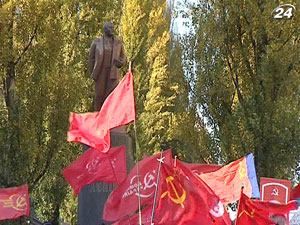 Свободовцы забросали яйцами коммунистов, однако это не испортило праздника красным Свободовцы забросали яйцами коммунистов, однако это не испортило праздника красным