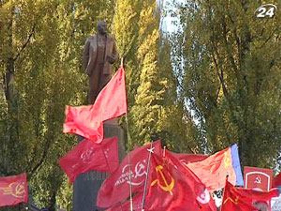 Свободовцы забросали яйцами коммунистов, однако это не испортило праздника красным