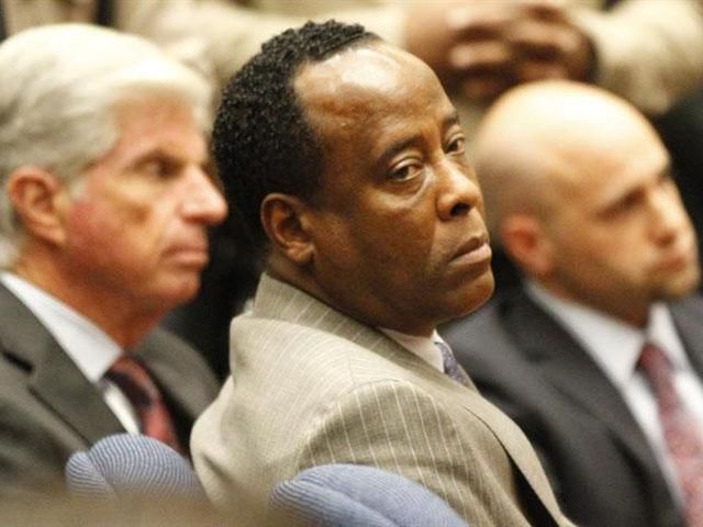 Фанати Майкла Джексона святкують вирок проти лікаря співака Фанати Майкла Джексона святкують вирок проти лікаря співака