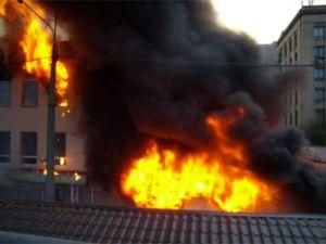 У Києві загорілися склади одного із заводів