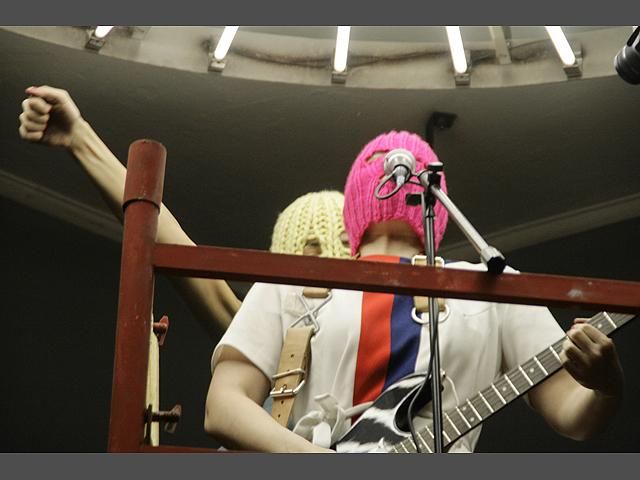 Панк-феміністки захоплюють станції метро у Москві Панк-феміністки захоплюють станції метро у Москві