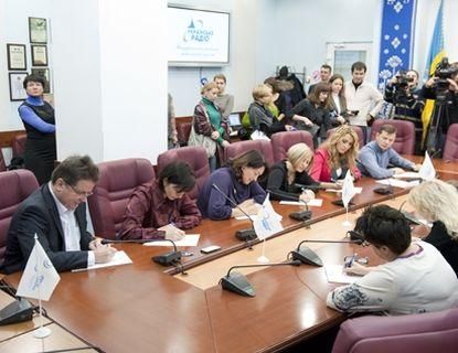 Нардепи написали диктант з української мови Нардепи написали диктант з української мови