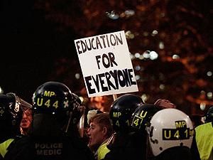 Лондонских студентов задерживают из-за протестов