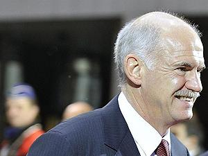 Премьер Греции уходит в отставку: Страна останется в зоне евро