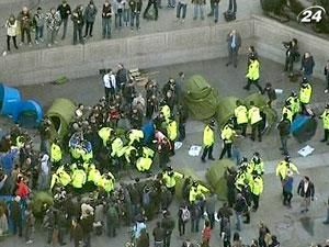 Близько 10 тисяч студентів пройшли центральними вулицями Лондона Близько 10 тисяч студентів пройшли центральними вулицями Лондона