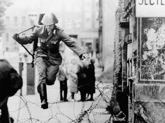 В Германии отметили годовщину падения Берлинской стены В Германии отметили годовщину падения Берлинской стены