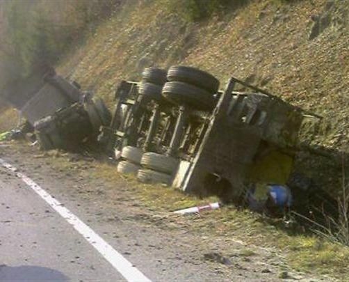 На Закарпатті внаслідок ДТП вилилось 19 тонн бітумної маси На Закарпатті внаслідок ДТП вилилось 19 тонн бітумної маси