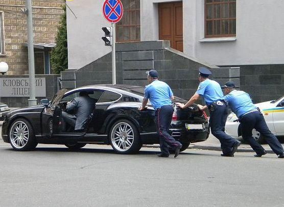 Опрос: Украинцы считают, что милиция хорошо охраняет только представителей власти Опрос: Украинцы считают, что милиция хорошо охраняет только представителей власти