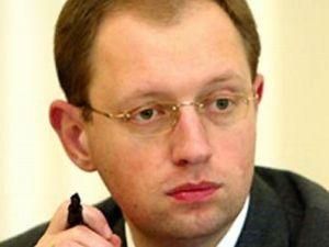 Яценюк требует снести забор возле Рады Яценюк требует снести забор возле Рады