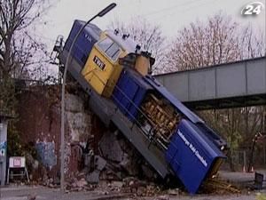 Германия: локомотив сошел с рельсов и упал с 7-метровой высоты