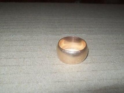 Американец выбросил обручальное кольцо жены и нашел его на свалке
