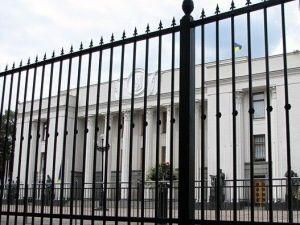 Паркан біля Ради укріплюють бетоном Паркан біля Ради укріплюють бетоном