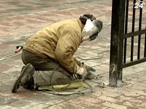 Бригада второй день ремонтирует забор возле Верховной Рады Бригада второй день ремонтирует забор возле Верховной Рады