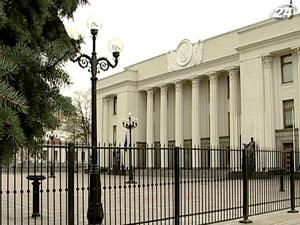 Ограждение вокруг парламента восстановили и укрепили бетоном Ограждение вокруг парламента восстановили и укрепили бетоном