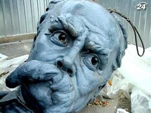 Уже около двух месяцев памятник Шевченко в Днепропетровске без головы Уже около двух месяцев памятник Шевченко в Днепропетровске без головы