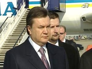 Янукович полетів у Вроцлав 