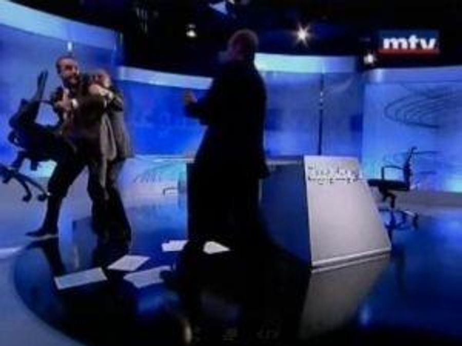 Ліванські політики побилися в прямому ефірі політичного ток-шоу Ліванські політики побилися в прямому ефірі політичного ток-шоу