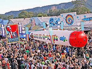 Обаму в Австралии встретил гигантский "косяк"