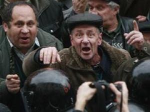 Бійка під Кабміном: зійшлись "беркутівці" та чорнобильці Бійка під Кабміном: зійшлись "беркутівці" та чорнобильці