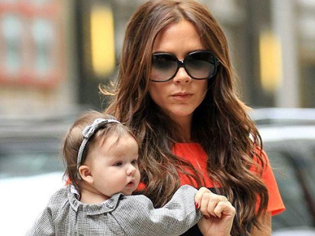 Вікторія Бекхем на прогулянці з донькою Вікторія Бекхем на прогулянці з донькою
