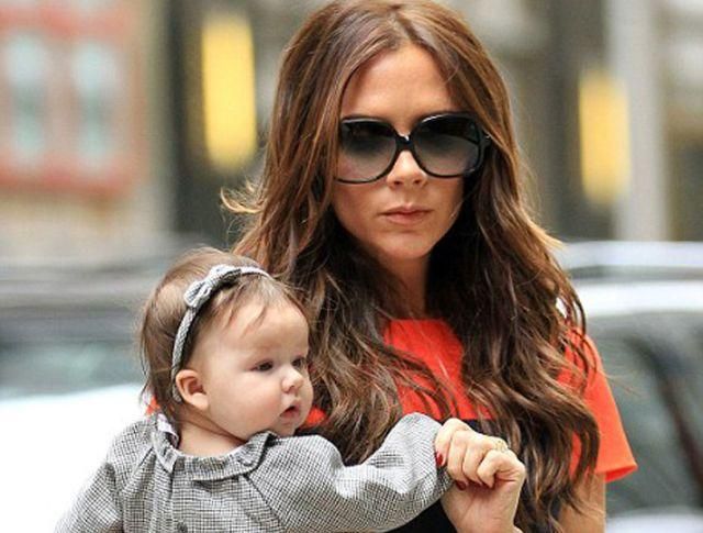 Виктория Бэкхем на прогулке с дочерью Виктория Бэкхем на прогулке с дочерью