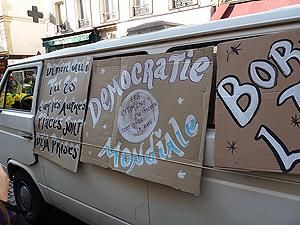 Під Парижем розігнали "окупантів" Під Парижем розігнали "окупантів"