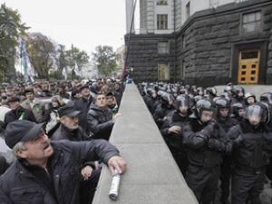 Протестувальники міністрам: "Банду геть!" Протестувальники міністрам: "Банду геть!"