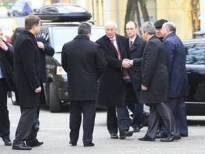 Азарова всюди охороняють снайпери (Фото) Азарова всюди охороняють снайпери (Фото)