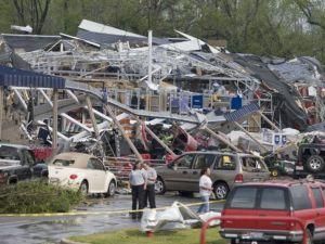 На півдні США вирує кілька торнадо, є жертви