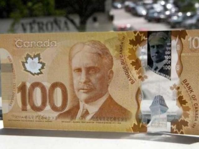 Канада вводить пластикові гроші