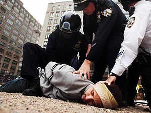 В Нью-Йорке начались массовые аресты "оккупантов", они отступают