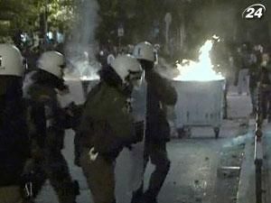 В Афінах протестувальники побилися з поліцією В Афінах протестувальники побилися з поліцією
