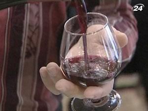 Французы наслаждаются божоле нуво из нового урожая Французы наслаждаются божоле нуво из нового урожая