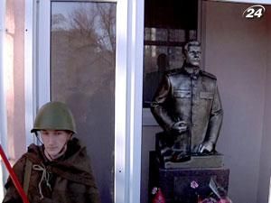 Памятник Сталину в горсовете назвали элементом декоративного оформления Памятник Сталину в горсовете назвали элементом декоративного оформления