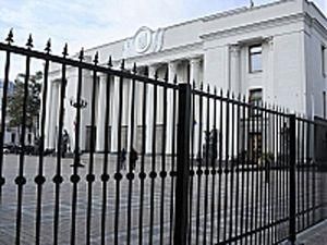 Депутати пиляють "болгаркою" паркан біля Ради Депутати пиляють "болгаркою" паркан біля Ради