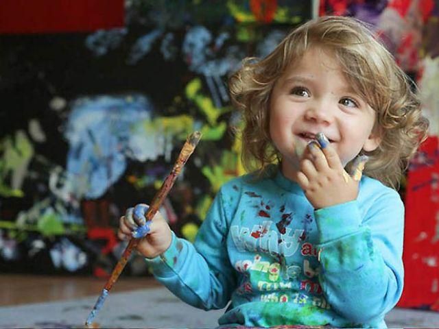 У світі живе наймолодша художниця — Аеліта Андре У світі живе наймолодша художниця — Аеліта Андре