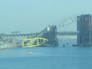 У Києві на будівництві мосту завалився кран У Києві на будівництві мосту завалився кран