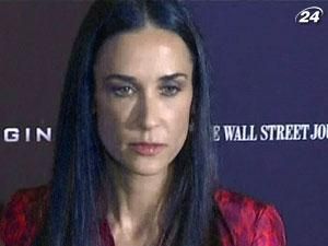 Деми Мур лично заявила, что разводится с Эштоном Катчером Деми Мур лично заявила, что разводится с Эштоном Катчером