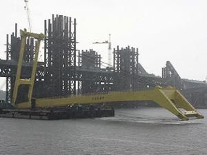 Разом з краном у Дніпро впали вісім людей Разом з краном у Дніпро впали вісім людей