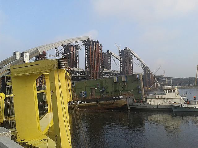 У Києві впав найбільший плавучий кран в Європі